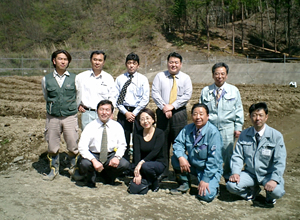 2004年4月　長野県大鹿村　農業参入した建設会社の現場で撮影