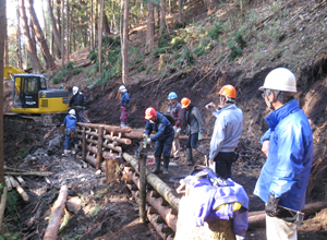 2008年12月　岐阜県　ひだ林建共働による作業道作りにアドバイザー参加